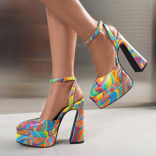 Scarpe con tacco alto multicolore, design psichedelico, cinturino alla caviglia, suola spessa, moda donna, stile moderno, calzature trendy.