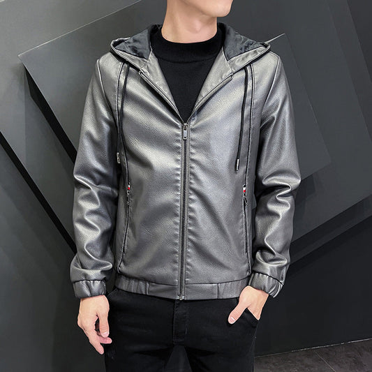 Giacca in pelle sintetica grigia con cappuccio, indossata da uomo su sfondo geometrico nero. Moda maschile, abbigliamento casual elegante.