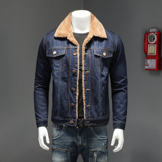 Giacca di jeans con fodera in pelliccia sintetica, bottoni in metallo, tasche frontali, indossata su manichino. Moda uomo, abbigliamento casual.