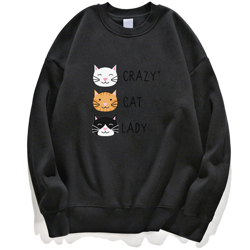 Felpa nera con stampa di tre gatti sorridenti e scritta "Crazy Cat Lady". Design casual, ideale per amanti dei gatti. Moda felina, abbigliamento comodo.