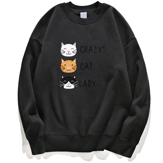 Felpa nera con stampa di tre gatti sorridenti e scritta "Crazy Cat Lady". Design casual, ideale per amanti dei gatti. Moda felina, abbigliamento comodo.