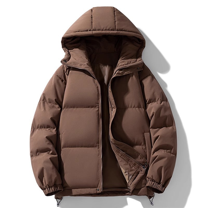 Giacca invernale imbottita marrone con cappuccio, chiusura a zip, design trapuntato. Ideale per il freddo, moda uomo, abbigliamento casual.