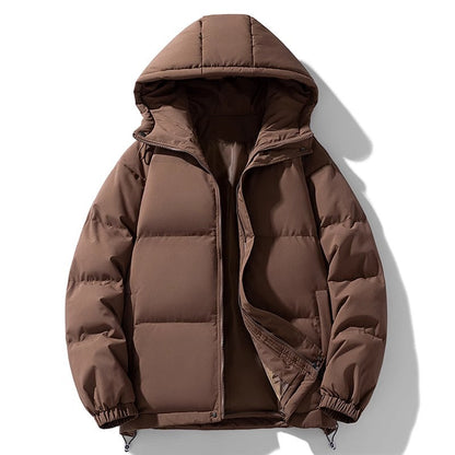 Giacca invernale imbottita marrone con cappuccio, chiusura a zip, design trapuntato. Ideale per il freddo, moda uomo, abbigliamento casual.