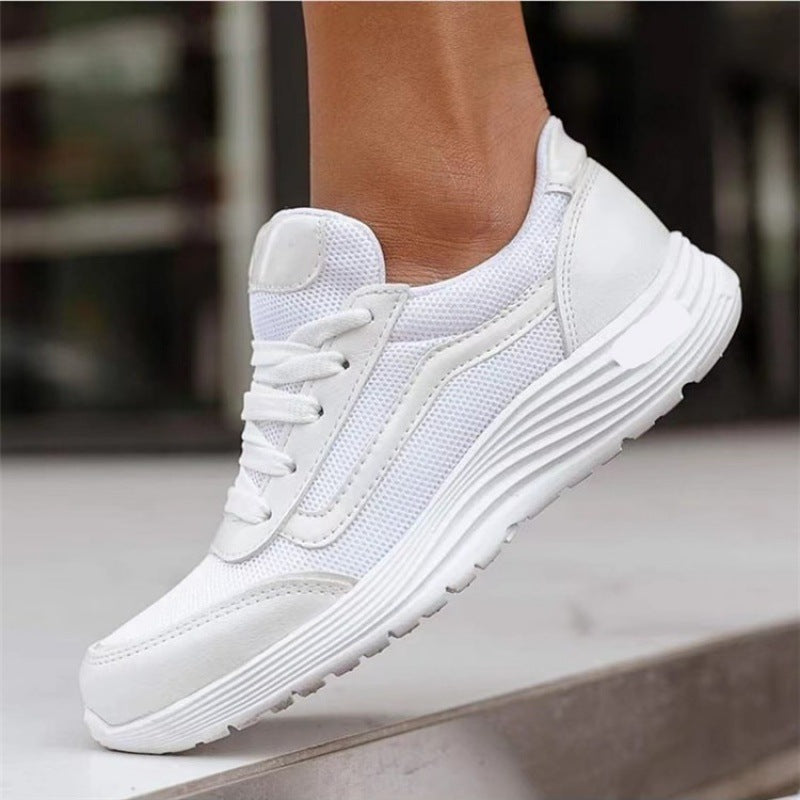 Scarpa da ginnastica bianca su sfondo urbano, design moderno e suola spessa. Perfetta per sport e moda casual. Scarpe comode e traspiranti.