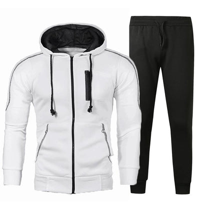 Tuta sportiva uomo, felpa bianca con cappuccio e pantaloni neri, zip frontale, tasche laterali, abbigliamento casual, moda fitness.