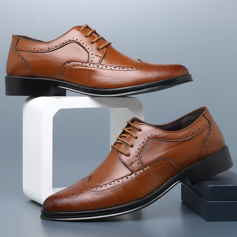 Scarpe eleganti da uomo in pelle marrone, stile brogue, con dettagli traforati, suola nera, ideali per abbigliamento formale e occasioni speciali.