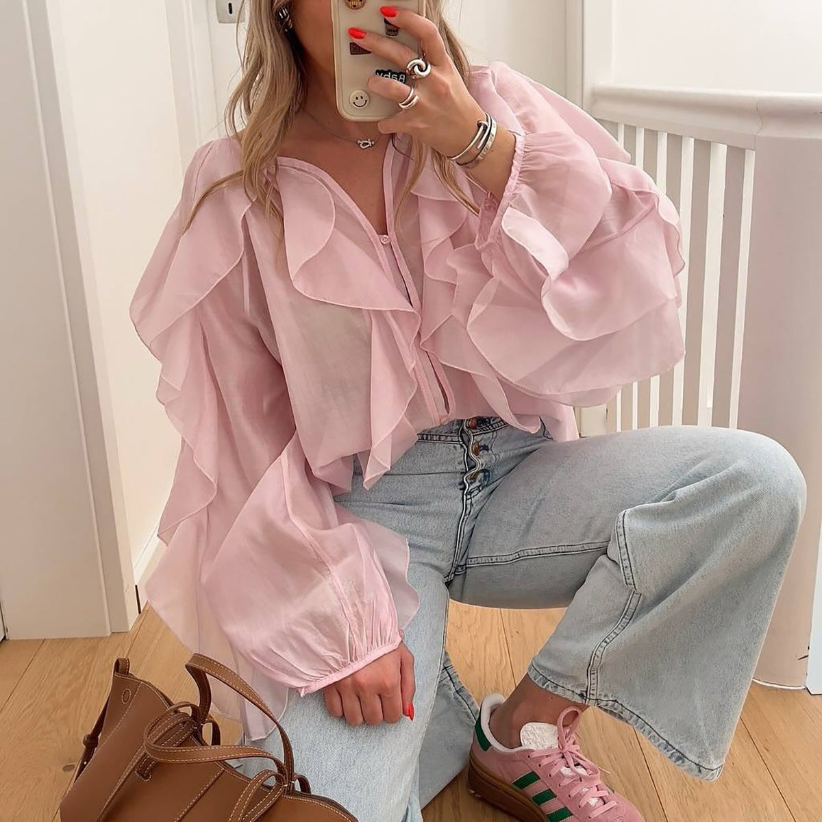 Damebluse med lange ærmer og flæser, rummelig pasform og rund halsudskæring