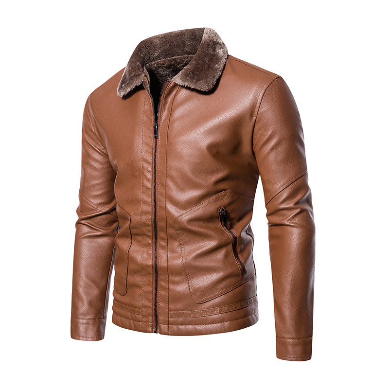 Giacca in pelle marrone da uomo con colletto in pelliccia sintetica, chiusura a zip, tasche laterali. Moda autunnale, abbigliamento casual elegante.
