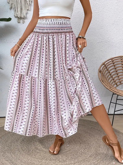 Donna con gonna lunga a fantasia floreale rosa e bianca, top bianco senza maniche, sandali marroni. Moda estiva, abbigliamento casual elegante.