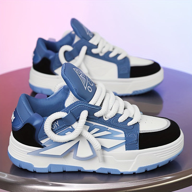 Scarpe da ginnastica bianche e blu su sfondo colorato, design moderno con suola spessa e lacci bianchi, ideali per moda casual e sportiva.