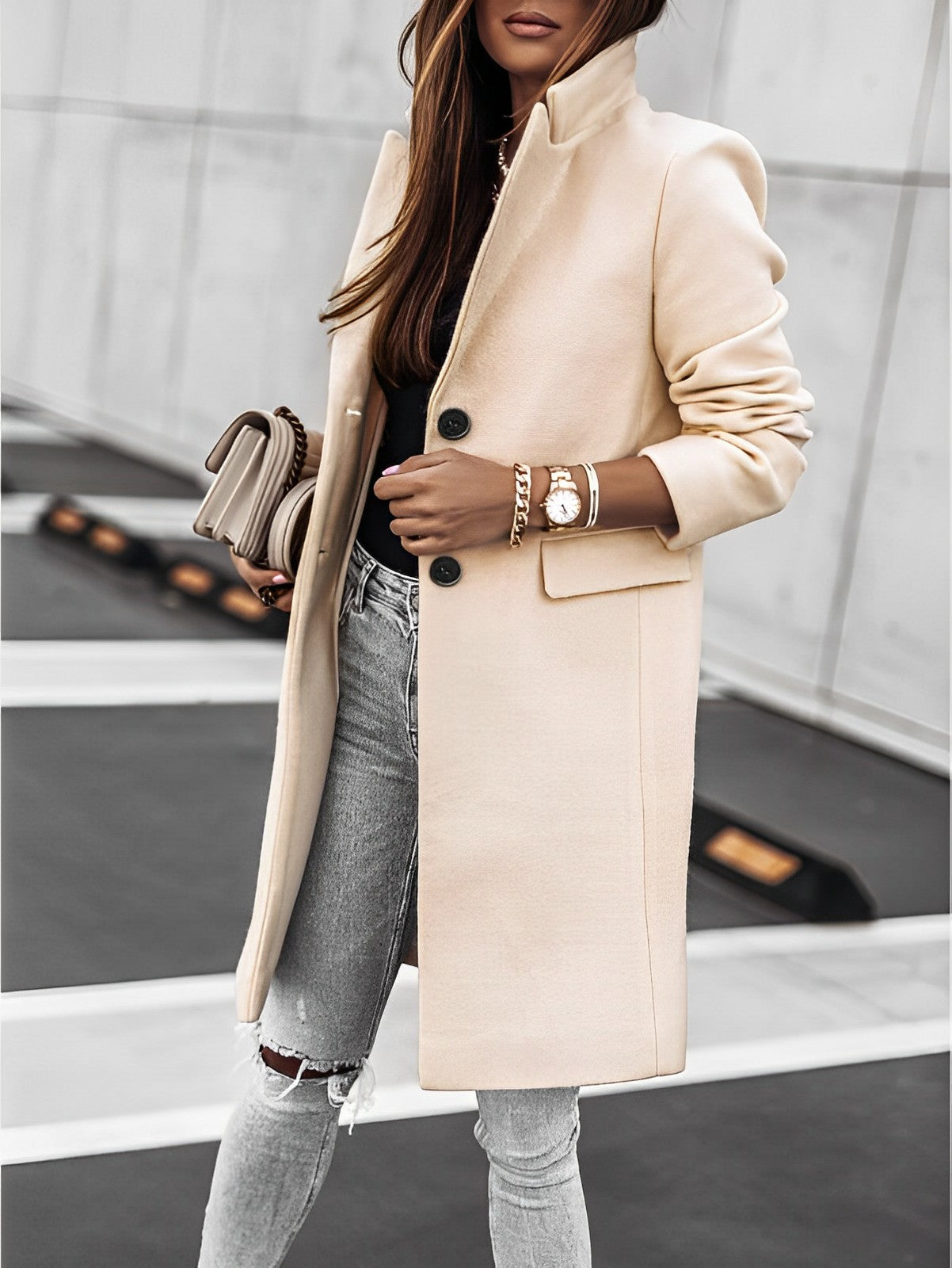 Donna con cappotto beige elegante, jeans strappati e accessori moda. Look autunnale chic, stile urbano. Sfondo urbano moderno.