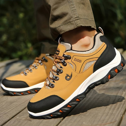 Scarpe da trekking gialle su passerella di legno, design robusto con suola antiscivolo nera e dettagli arancioni, ideali per escursioni all'aperto.