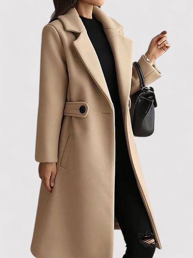 Cappotto beige elegante da donna, lungo con cintura, abbinato a borsa nera e abbigliamento casual. Moda autunnale, stile sofisticato.