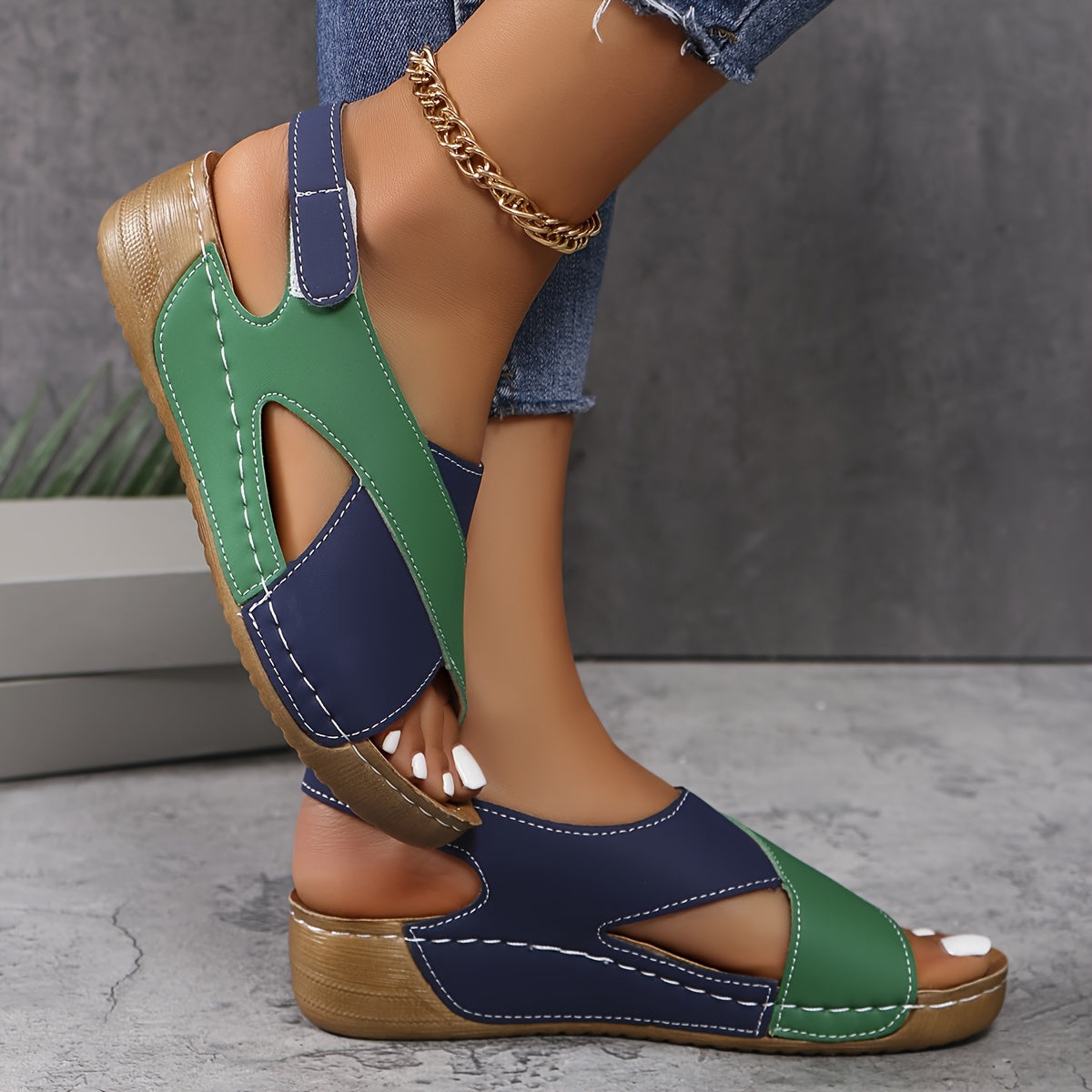 Sandali donna in pelle blu e verde, suola in legno, design aperto, indossati con jeans. Scarpe estive eleganti e comode.