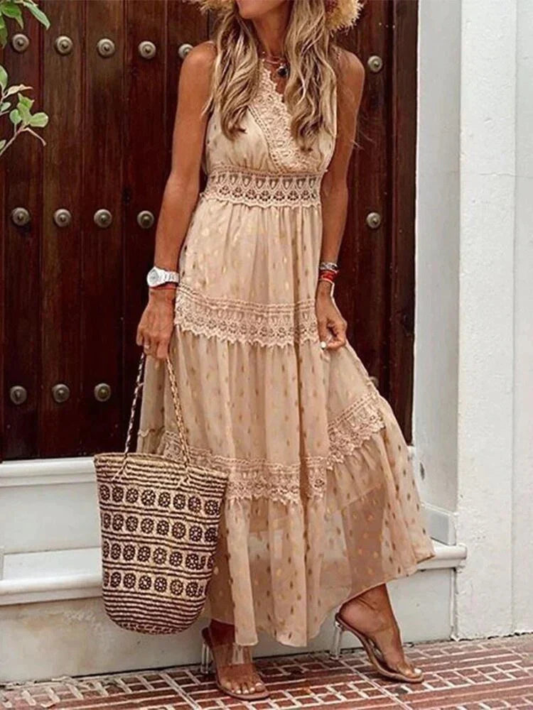 Donna con abito lungo beige in pizzo, borsa di paglia intrecciata, sandali trasparenti, davanti a una porta di legno. Moda estiva elegante.