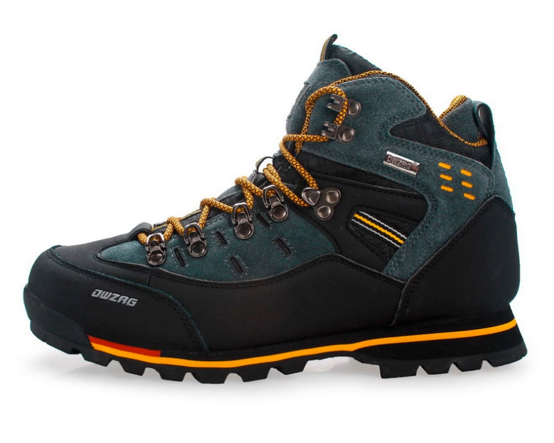 Scarponcino da trekking impermeabile in pelle nera e verde, con suola antiscivolo e lacci gialli. Ideale per escursioni in montagna.