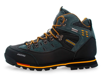 Scarponcino da trekking impermeabile in pelle nera e verde, con suola antiscivolo e lacci gialli. Ideale per escursioni in montagna.