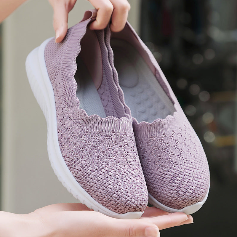 Scarpe da donna in maglia viola, leggere e traspiranti, con suola bianca antiscivolo. Design elegante e comodo per passeggiate quotidiane.