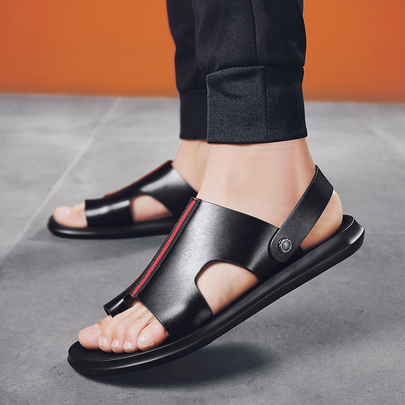 Sandali da uomo in pelle nera con design moderno e chiusura a bottone, indossati su pavimento grigio. Calzature estive eleganti e comode.