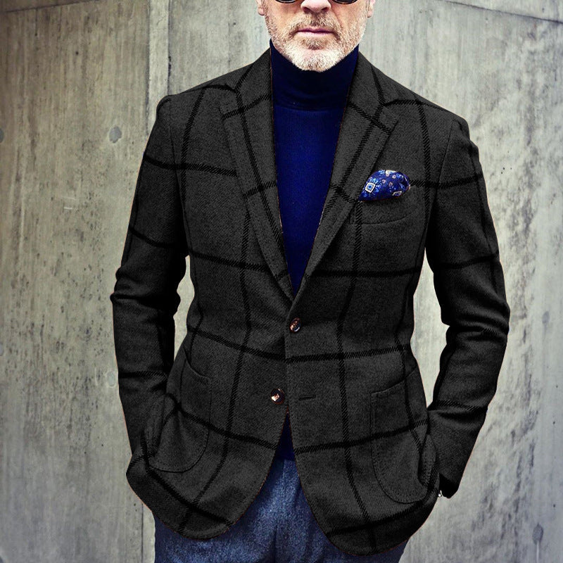 Giacca a quadri grigia su uomo con dolcevita blu, fazzoletto da taschino blu, stile elegante e moderno, moda maschile autunnale.