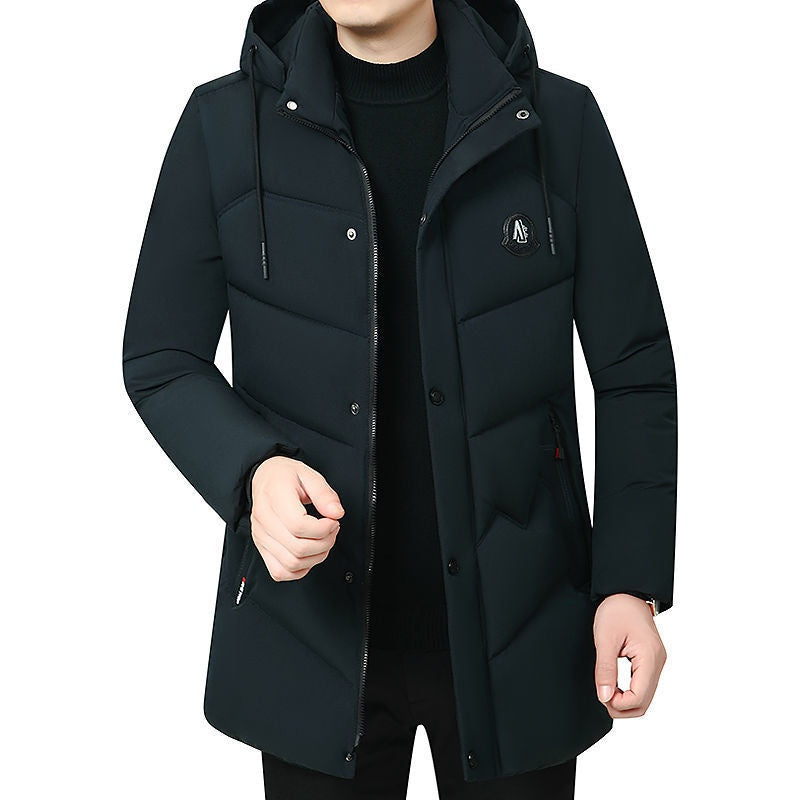 Giacca invernale uomo nera con cappuccio, imbottita e trapuntata, chiusura a zip e bottoni, ideale per moda invernale e abbigliamento casual.