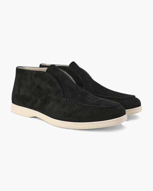 Scarpe mocassino uomo in pelle scamosciata nera, suola bianca. Design elegante e casual, ideali per moda maschile e abbigliamento quotidiano.