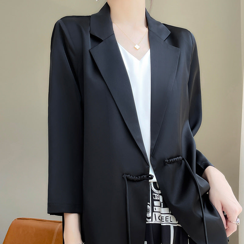 Giacca nera elegante da donna, abbinata a camicetta bianca. Moda femminile, abbigliamento formale, stile sofisticato.