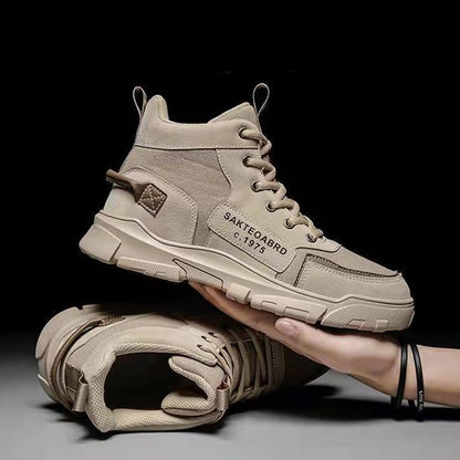 Herrestøvler med snørebånd ved anklen, overdel i lærred og kilehæl