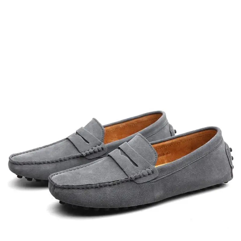 Mocassini uomo in pelle scamosciata grigia, design elegante e casual, suola antiscivolo, ideali per look estivi e primaverili.