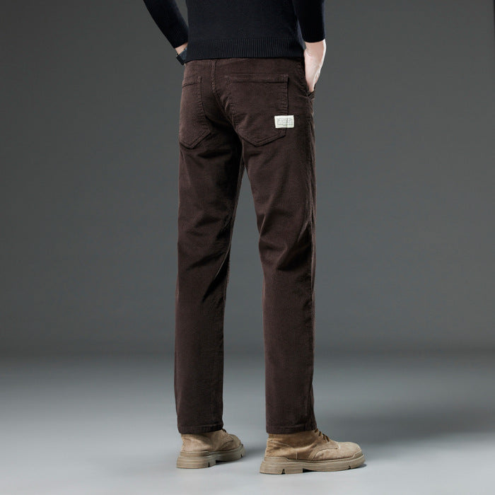 Pantaloni uomo in velluto marrone, tasche posteriori, etichetta visibile, abbinati a scarpe beige. Stile casual elegante, moda autunno inverno.