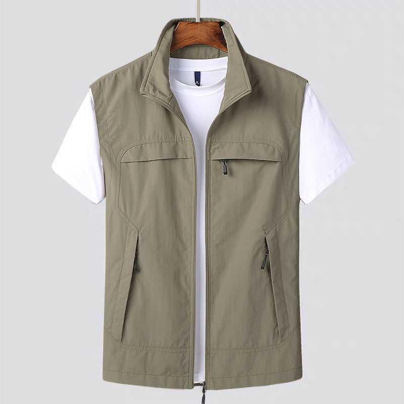 Gilet beige da uomo con cerniera, tasche multiple, su sfondo bianco. Moda casual, abbigliamento estivo, stile versatile.