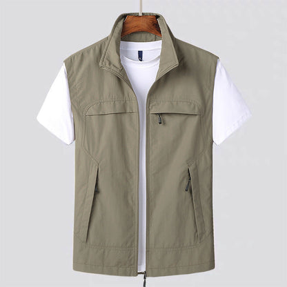 Gilet beige da uomo con cerniera, tasche multiple, su sfondo bianco. Moda casual, abbigliamento estivo, stile versatile.