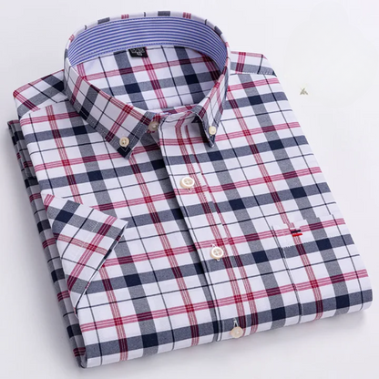 Camicia a quadri uomo, maniche corte, bianca con righe rosse e blu, colletto button-down, stile casual elegante, perfetta per l'estate.