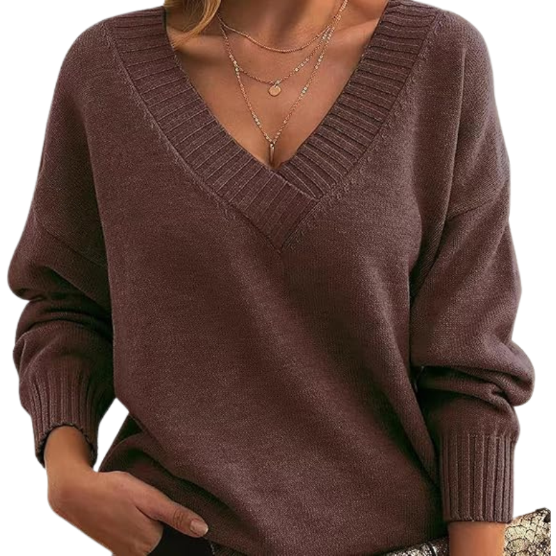 Maglione marrone donna con scollo a V, maniche lunghe, indossato con collane dorate. Moda autunnale, abbigliamento casual elegante.
