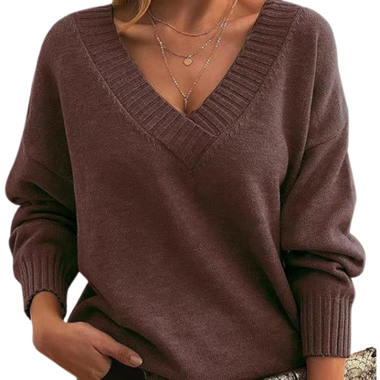Maglione marrone donna con scollo a V, maniche lunghe, indossato con collane dorate. Moda autunnale, abbigliamento casual elegante.