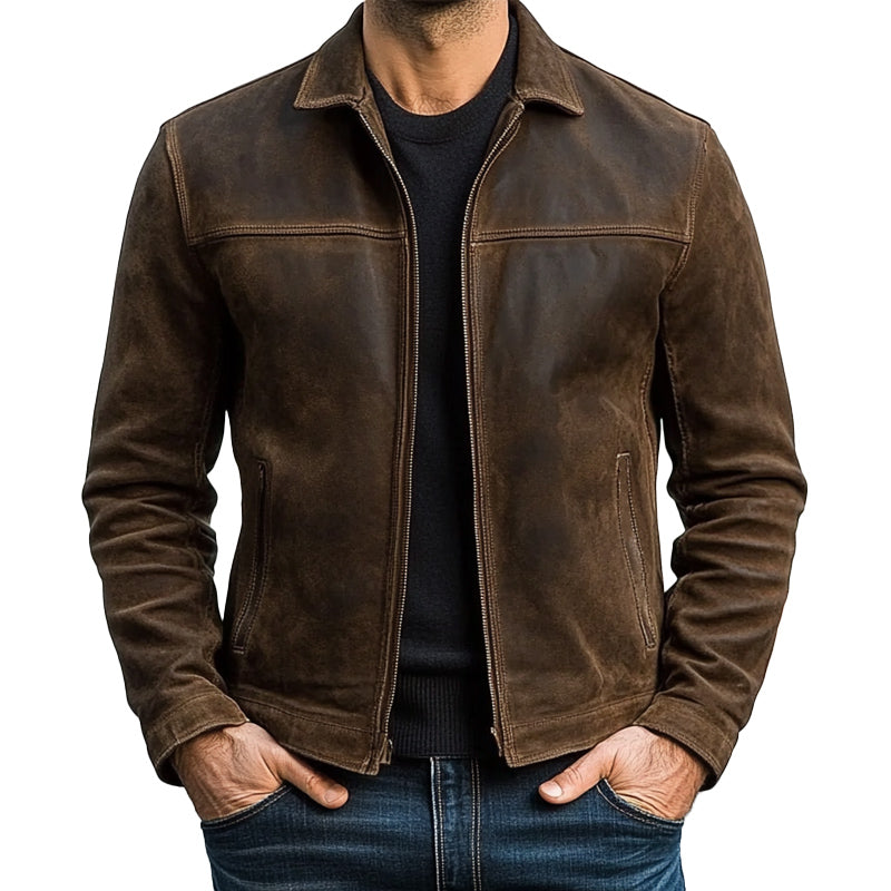 Giacca in pelle marrone da uomo, stile casual, con zip frontale e tasche laterali, indossata su maglia nera e jeans. Moda maschile autunnale.