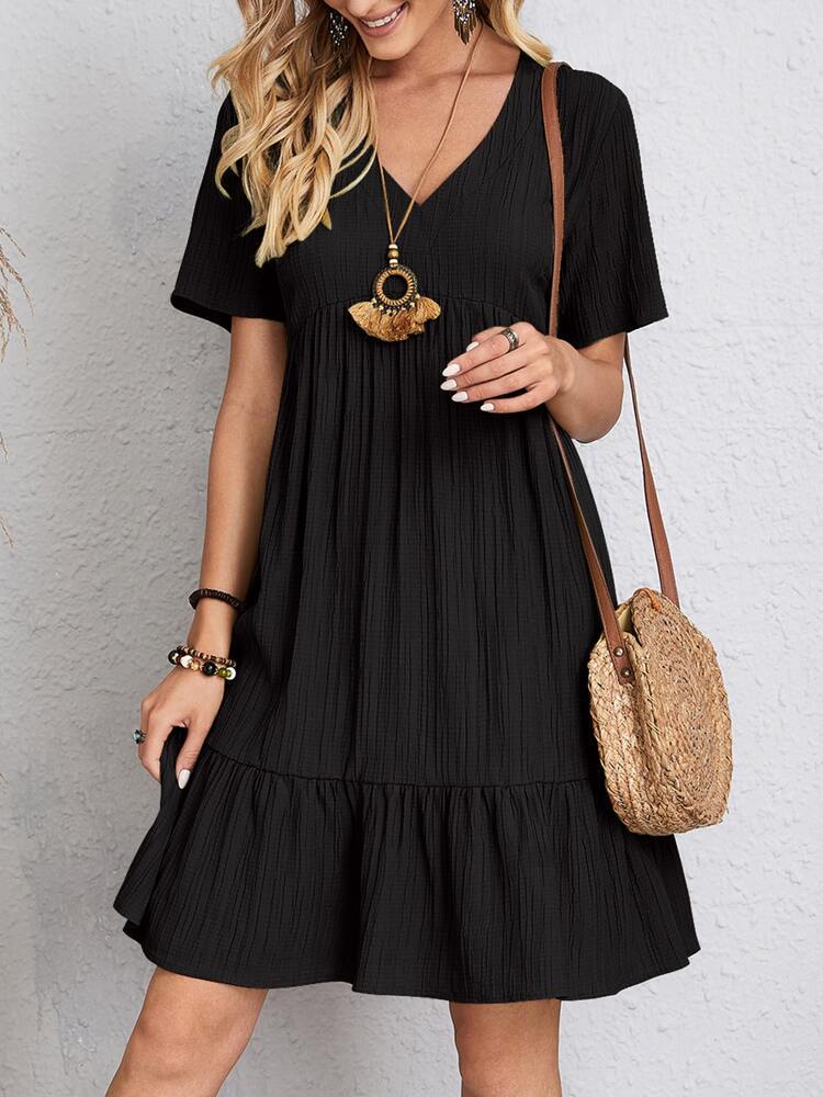 Abito nero estivo donna, maniche corte, scollo a V, tessuto leggero, accessori boho, borsa paglia, look casual chic, moda femminile 2023.