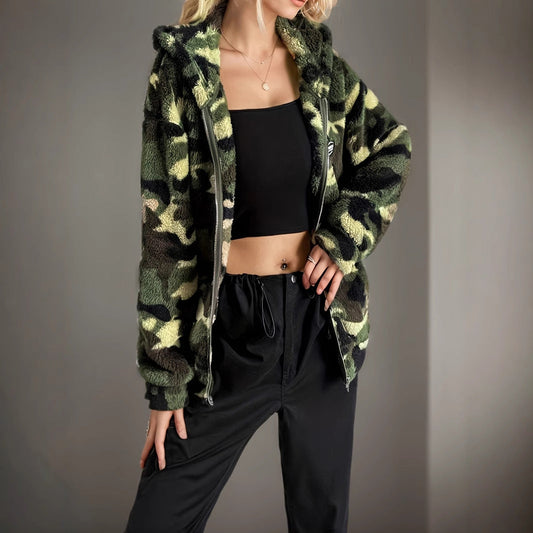 Giacca mimetica in pile donna, stile casual, abbinata a top nero e pantaloni sportivi. Moda autunnale, abbigliamento comodo e trendy.
