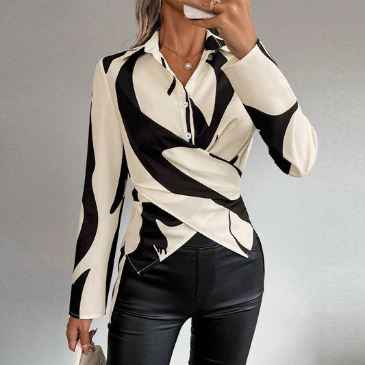 Camicia donna bianca e nera a fantasia astratta, abbinata a pantaloni in pelle nera. Moda elegante, stile moderno, abbigliamento femminile trendy.