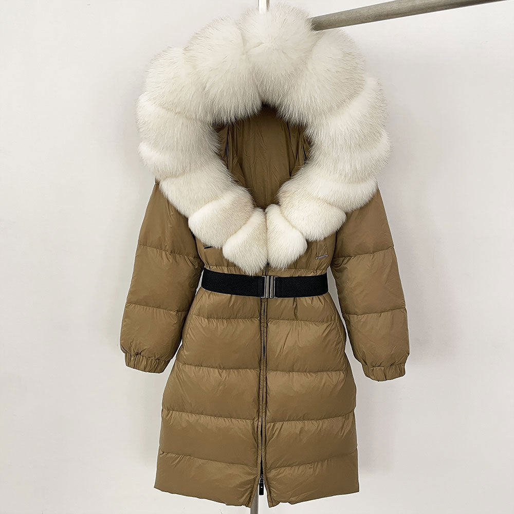 Cappotto invernale marrone con cappuccio in pelliccia bianca, imbottito, lungo, con cintura nera. Elegante e caldo, ideale per l'inverno.