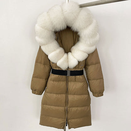 Cappotto invernale marrone con cappuccio in pelliccia bianca, imbottito, lungo, con cintura nera. Elegante e caldo, ideale per l'inverno.