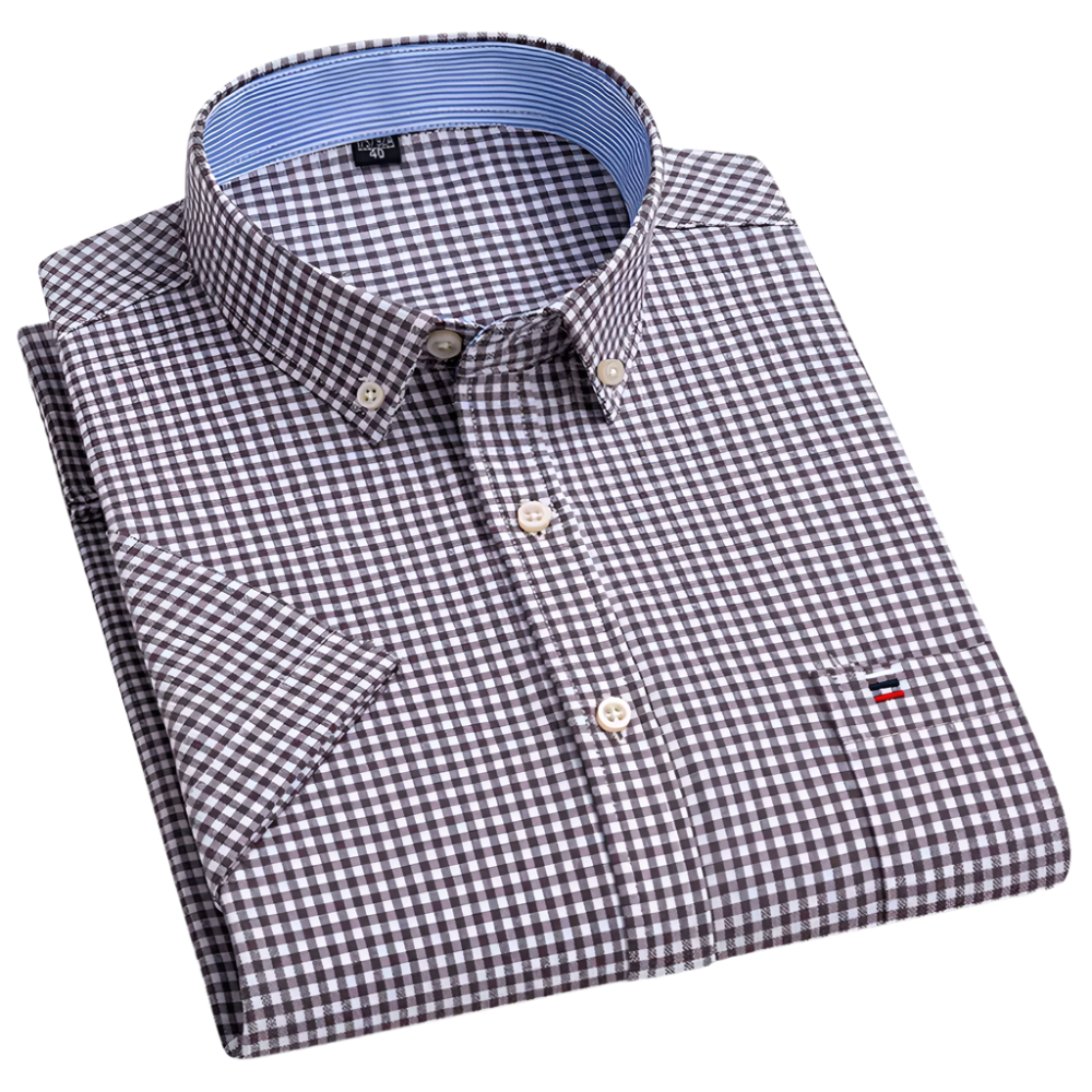 Camicia a quadri marrone e bianca da uomo, maniche corte, colletto a righe blu, piegata. Elegante e casual, ideale per moda maschile estiva.