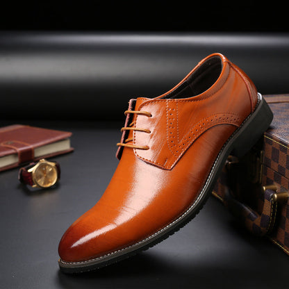 Scarpa elegante in pelle marrone lucida su sfondo nero, con dettagli brogue. Accessori: orologio e libro. Scarpe uomo formali, moda maschile.