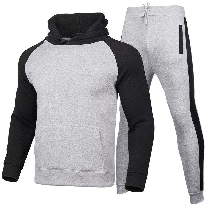 Tuta sportiva uomo, felpa grigia con maniche nere e pantaloni abbinati, design casual, ideale per palestra e tempo libero.
