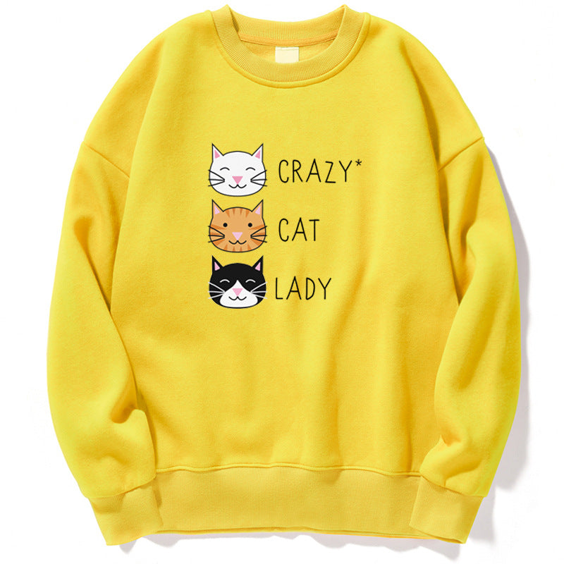 Felpa gialla con stampa di tre gatti sorridenti e scritta "Crazy Cat Lady". Abbigliamento casual, moda felpe, stile gatto, regalo amante dei gatti.