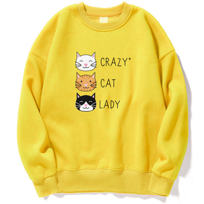 Felpa gialla con stampa di tre gatti sorridenti e scritta "Crazy Cat Lady". Abbigliamento casual, moda felpe, stile gatto, regalo amante dei gatti.