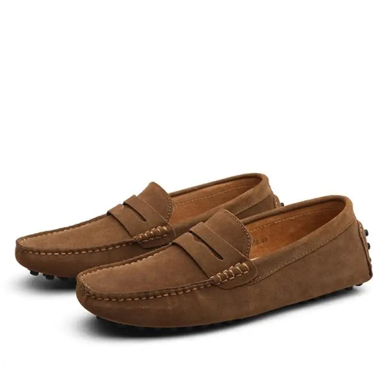 Mocassini uomo in pelle scamosciata marrone, design elegante con cuciture a vista e suola antiscivolo. Scarpe casual moda maschile.