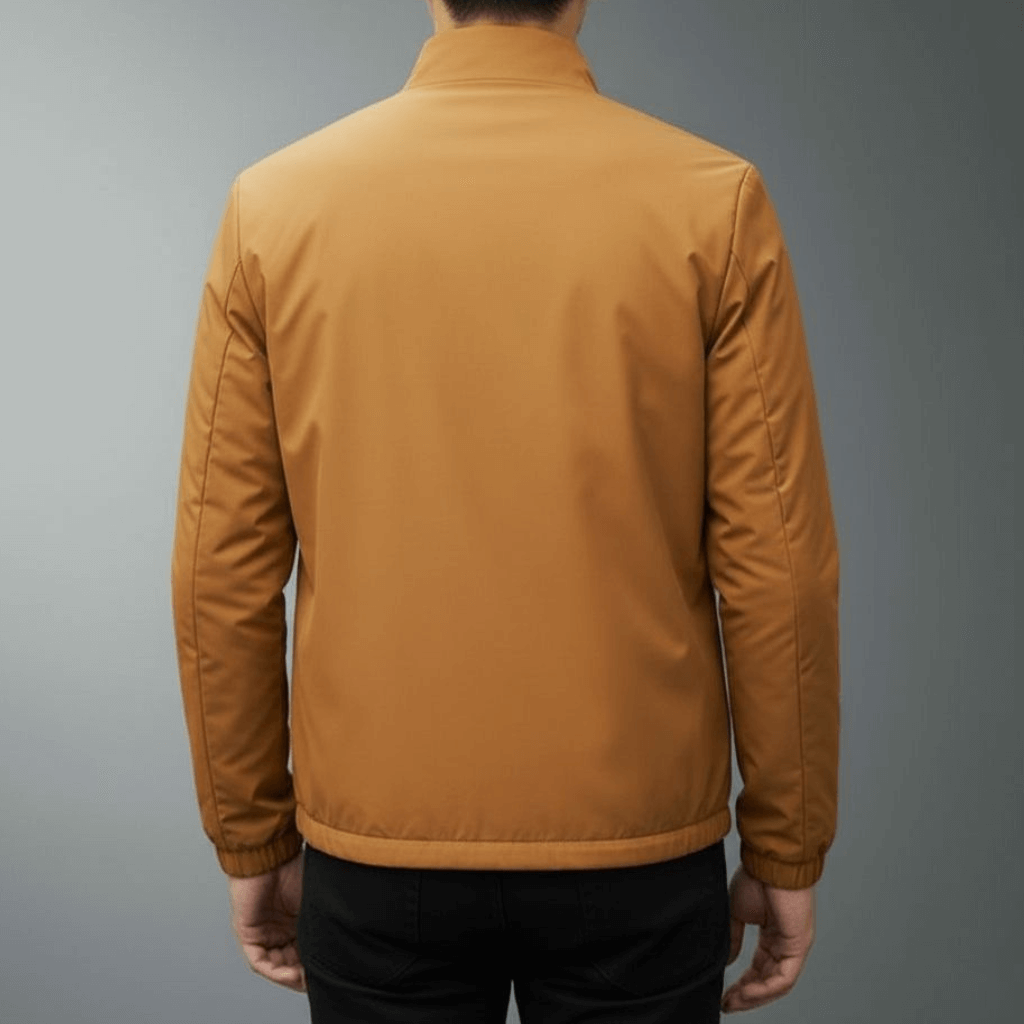 Giacca uomo marrone chiaro, vista posteriore, stile casual, tessuto liscio, indossata su pantaloni neri. Moda maschile autunno inverno.