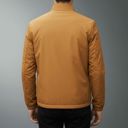 Giacca uomo marrone chiaro, vista posteriore, stile casual, tessuto liscio, indossata su pantaloni neri. Moda maschile autunno inverno.