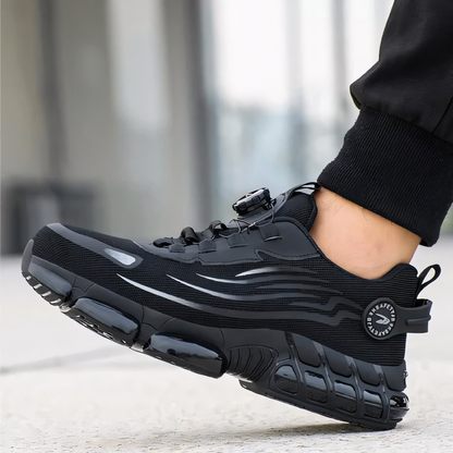 Scarpa da ginnastica nera moderna con suola spessa e dettagli riflettenti, indossata da una persona. Design sportivo, ideale per corsa e attività outdoor.